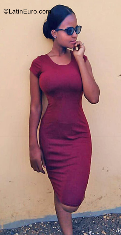 Date this pretty Dominican Republic girl Noemi from Santo Domingo DO31684