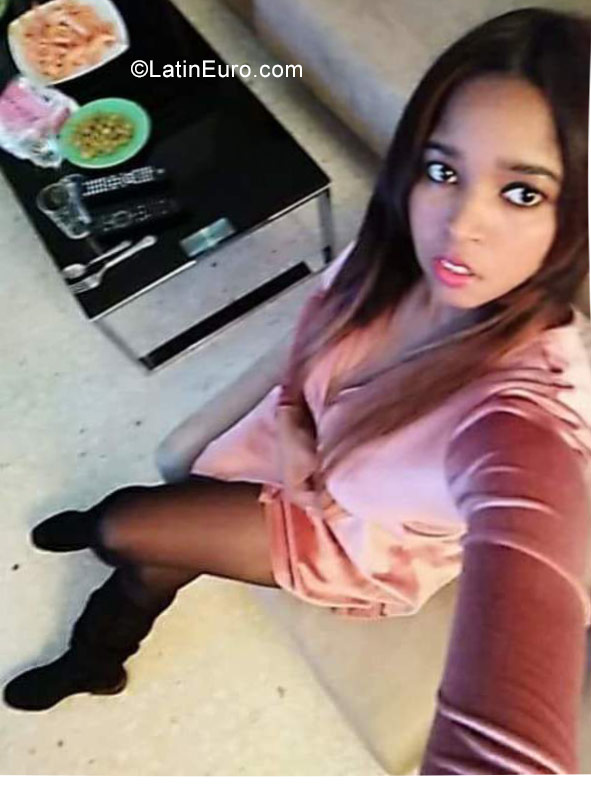 Date this good-looking Spain girl Jennie from Sevilla ES478