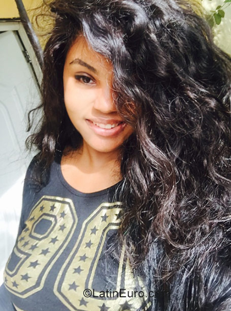 Date this attractive Dominican Republic girl Yissell from Santo Domingo DO31712