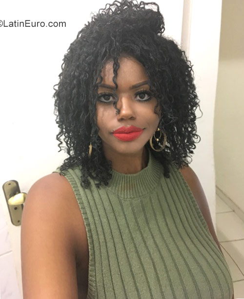 Date this nice looking Brazil girl Raicca from Rio De Janeiro BR10684