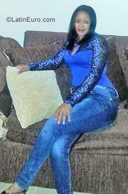 Date this lovely Dominican Republic girl Flor from Santo Domingo DO31989