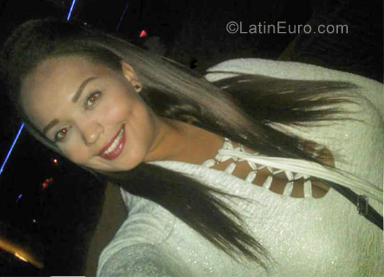 Date this young Venezuela girl Geraldine from Caracas VE1467