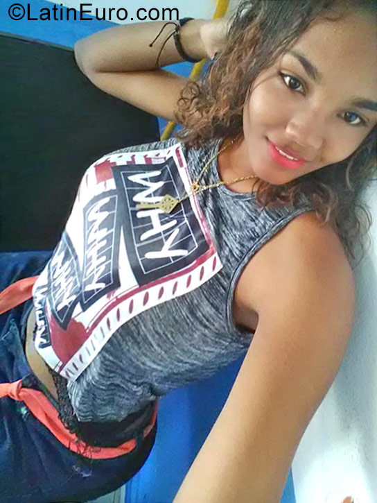 Date this happy Dominican Republic girl Neraliza from Santiago DO32021