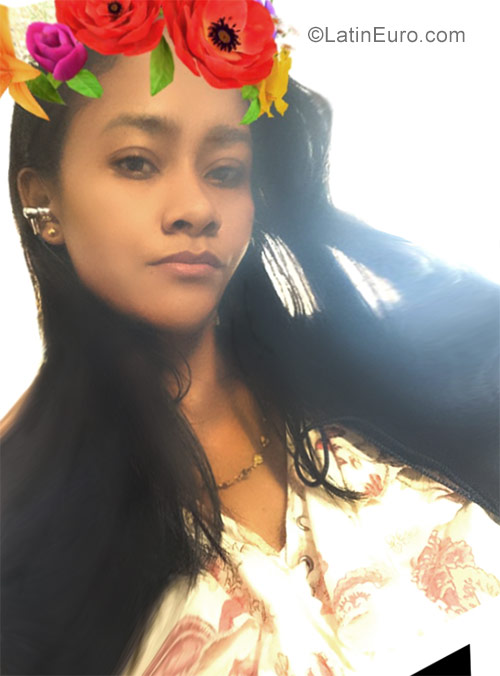 Date this foxy Dominican Republic girl Glenny from Nagua DO32124