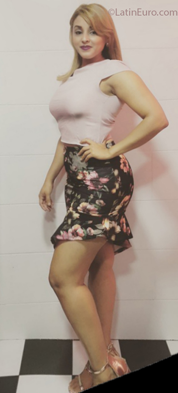 Date this voluptuous Dominican Republic girl Jennifer from Santiago DO32156