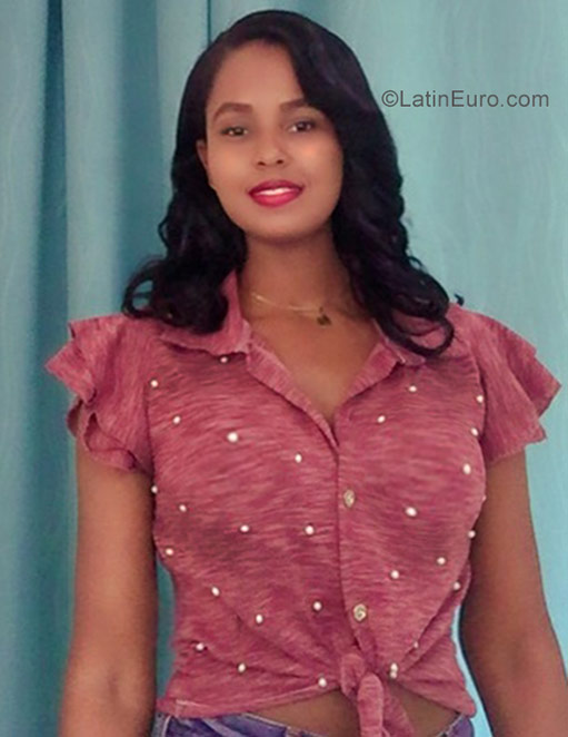 Date this pretty Dominican Republic girl Loren from Santo Domingo DO36698