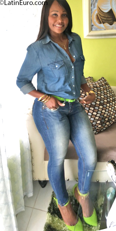 Date this attractive Dominican Republic girl Raysa from Santiago DO32306