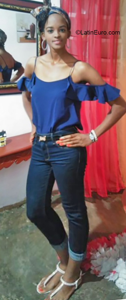 Date this happy Dominican Republic girl Maria from Santo Domingo DO32326
