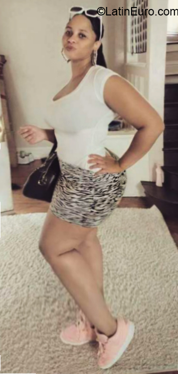 Date this passionate United States girl Nina from Omaha US19293