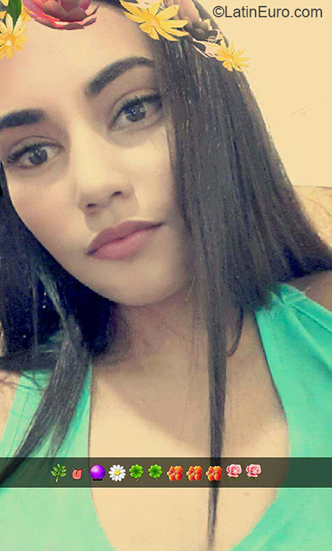 Date this pretty Venezuela girl Engerlie from Maracaibo VE1771