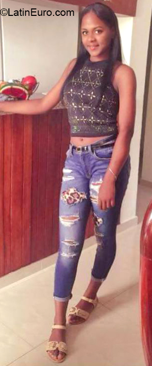 Date this happy Dominican Republic girl Elisabeth from Santo Domingo DO32637