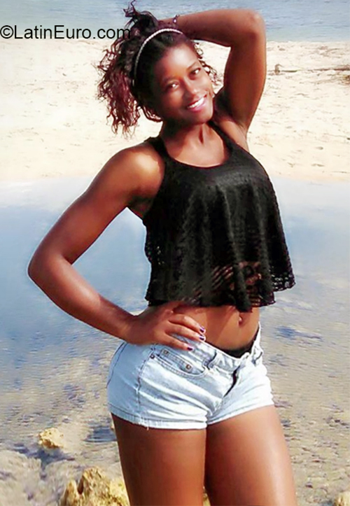 Date this athletic Dominican Republic girl Yocelyne from Santo Domingo DO32764