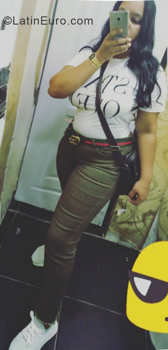 Date this sensual Dominican Republic girl Laura from Santo Domingo DO32866
