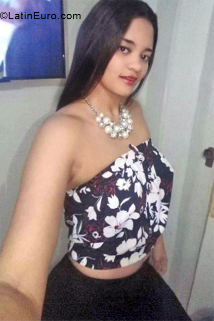 Date this good-looking Dominican Republic girl Minoska from Santo Domingo DO32875