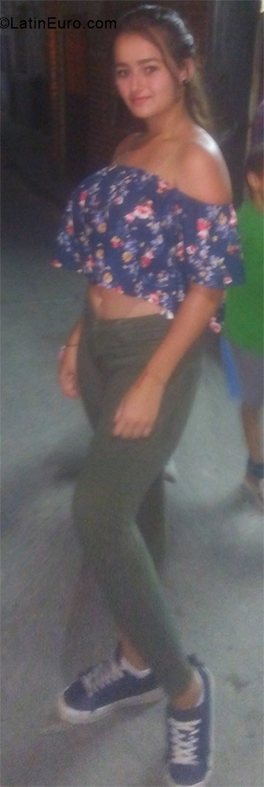 Date this nice looking Venezuela girl Alejandra from Caracas VE1834