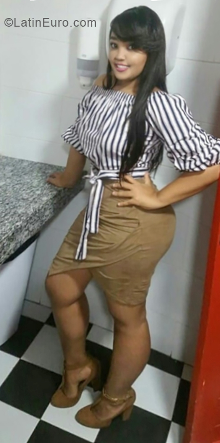 Date this sensual Dominican Republic girl Luz from Santo Domingo DO33190