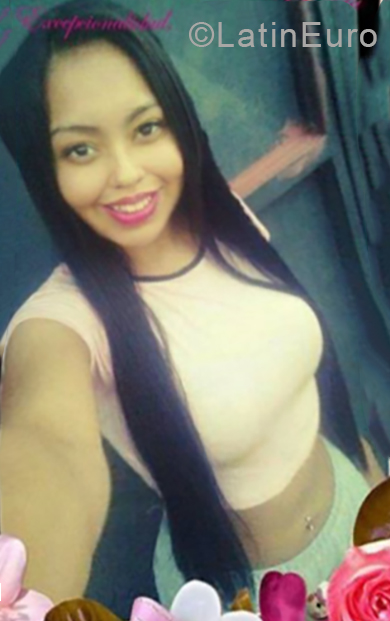Date this sultry Venezuela girl Danyimar from Caracas VE1901