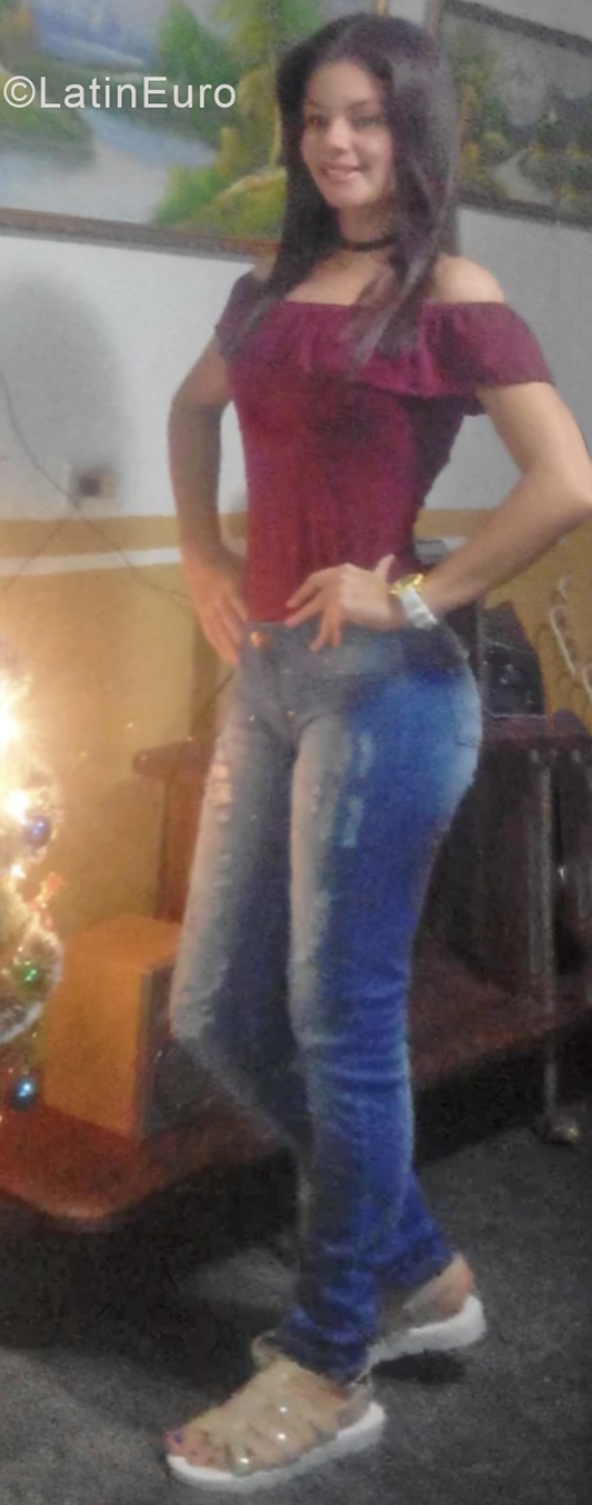 Date this attractive Venezuela girl Karla from Maracaibo VE1945