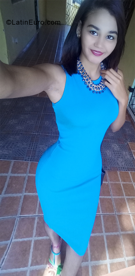 Date this voluptuous Dominican Republic girl Andrea from La Romana DO33340