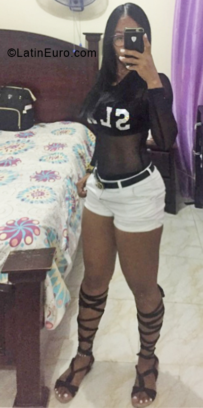 Date this foxy Dominican Republic girl Yanadys from Santiago DO33359