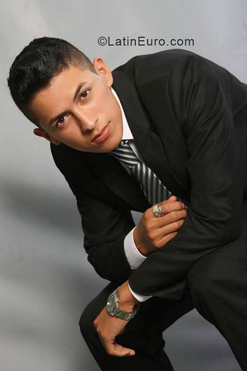 Date this pretty Dominican Republic man Derby from Santo Domingo DO33361