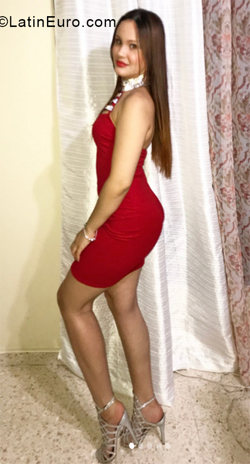 Date this voluptuous Dominican Republic girl Yamilka from Santiago De Los Caballeros DO33462