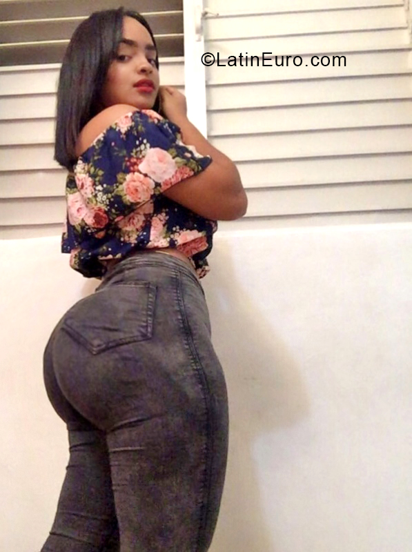 Date this nice looking Dominican Republic girl Lesly Trujillo from Santo Domingo DO33539