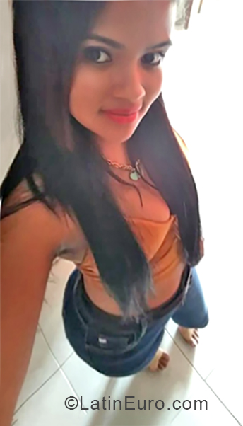 Date this sultry Dominican Republic girl Estefany from Santiago DO33576