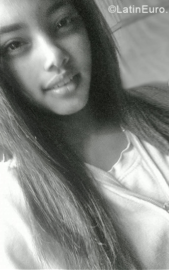 Date this hot Venezuela girl Darlyn from Valencia VE2034