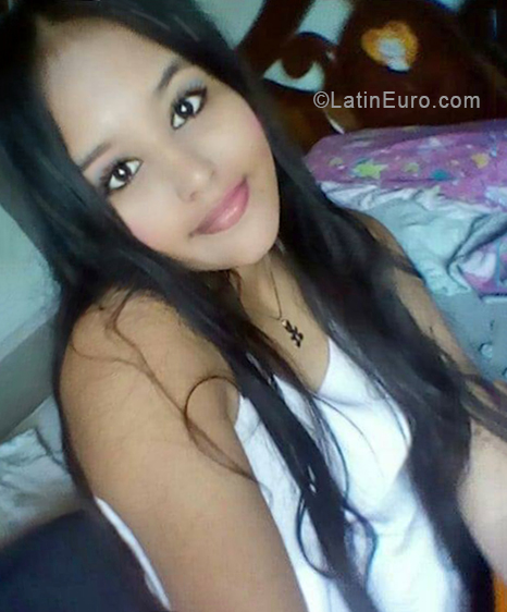 Date this happy Venezuela girl Aria from caracas VE2035