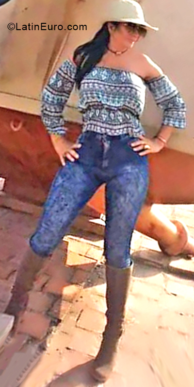 Date this good-looking Venezuela girl ADEMELIS from Caracas VE2044