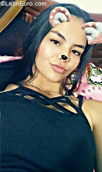 Date this attractive Colombia girl Karol from Bucaramanga CO24691