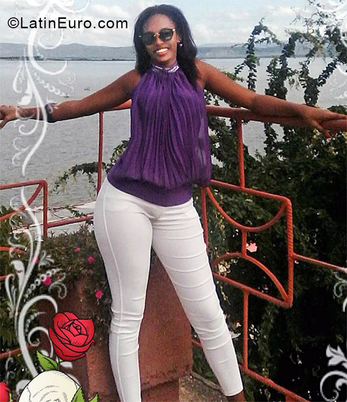 Date this sensual Cuba girl Adriana from Guantanamo CU448