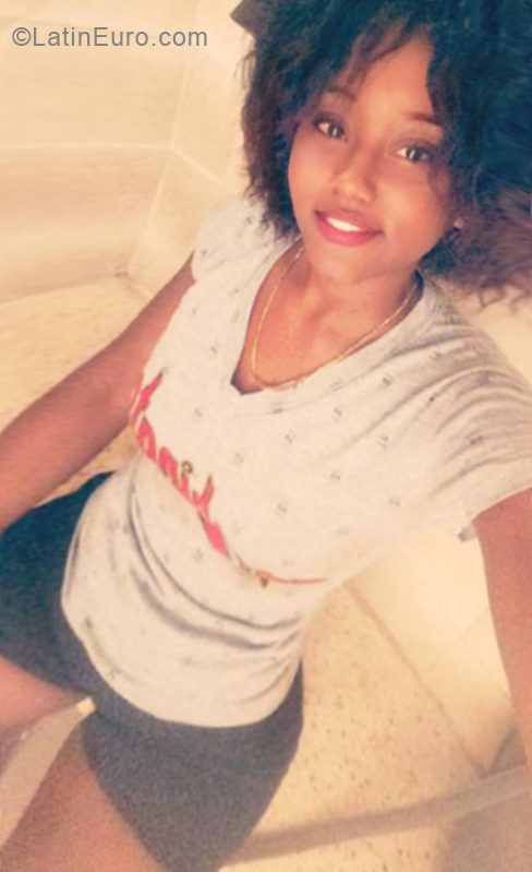 Date this happy Dominican Republic girl Daniela from Santo Domingo DO34038