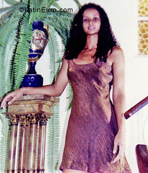 Date this young Cuba girl Mary from Havana CU481
