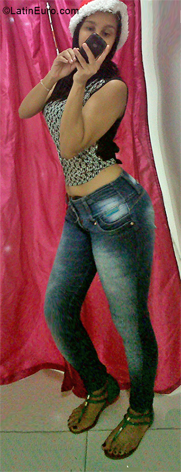 Date this attractive Venezuela girl Roselin from Valencia VE2215