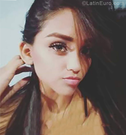 Date this gorgeous Venezuela girl Nahomi from Cumana VE2255