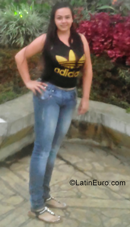 Date this young Colombia girl Daniela from Medellin CO25199