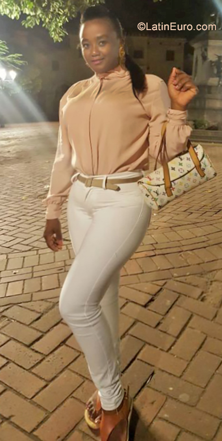 Date this cute Dominican Republic girl Evelyn from Santo Domingo DO34587