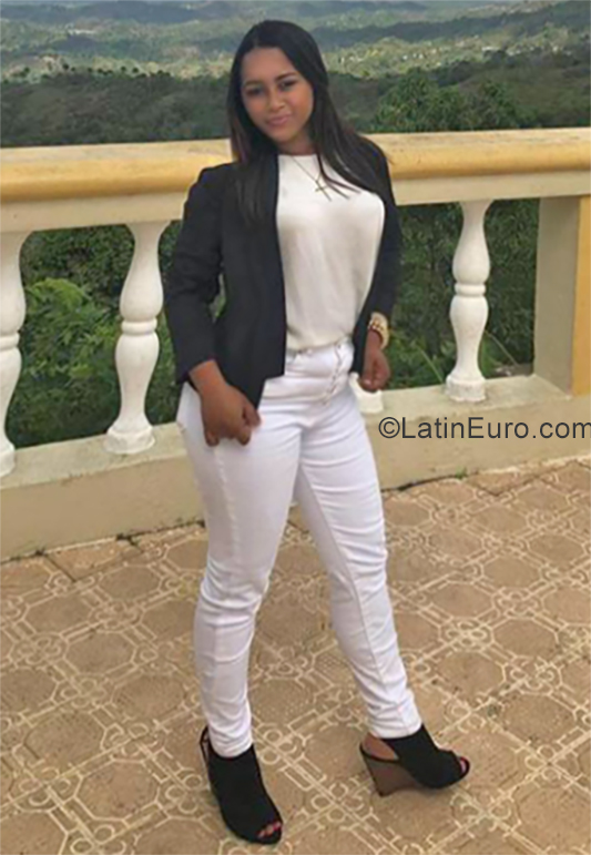 Date this foxy Dominican Republic girl Erika from Santo Domingo DO34602