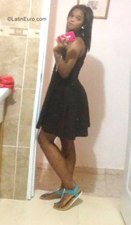 Date this attractive Dominican Republic girl Emma from Punta Cana DO34886