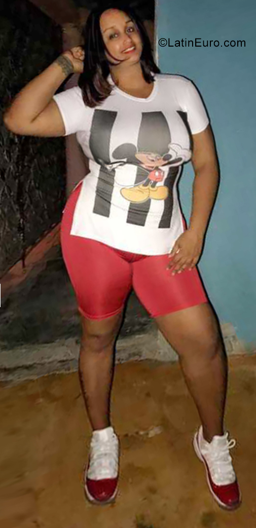 Date this voluptuous Dominican Republic girl Yorleny from Santiago DO34977