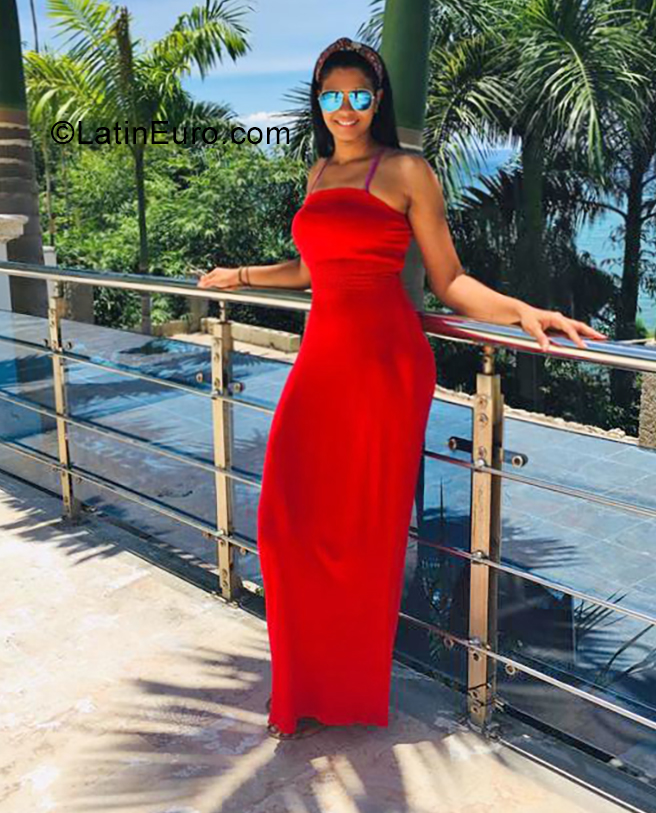Date this happy Dominican Republic girl Yeimy from Mao DO35011