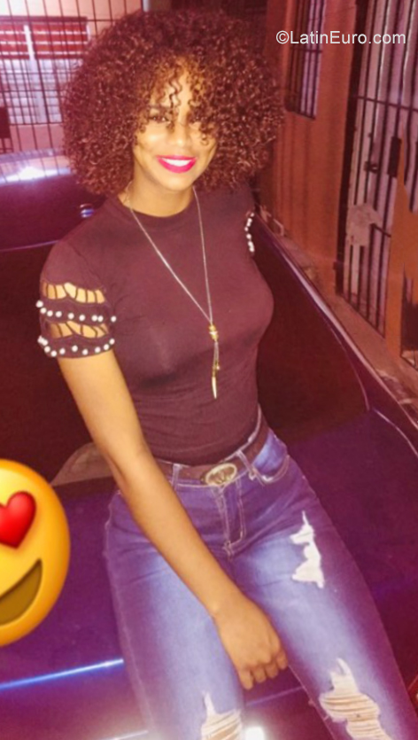 Date this happy Dominican Republic girl Mari from Santo Domingo DO35084