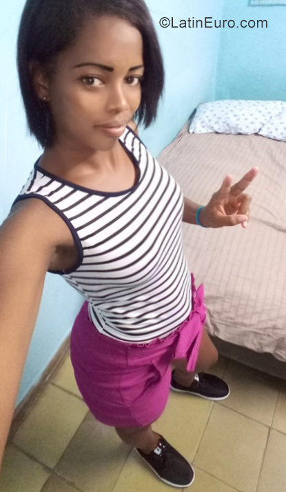 Date this georgeous Cuba girl Leyanis from Havana CU536