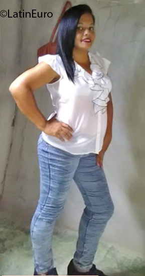 Date this nice looking Dominican Republic girl Desire from Santo Domingo DO35190