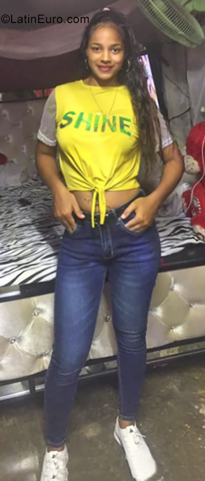 Date this georgeous Dominican Republic girl Esmeralda from Santo Domingo DO35262