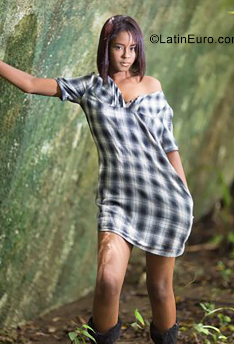 Date this foxy Dominican Republic girl Sofia from Santo Domingo DO35401