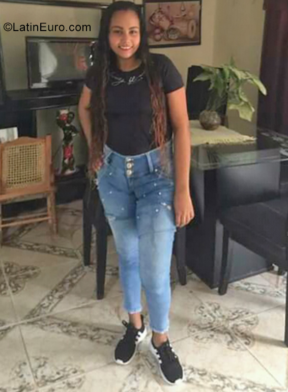 Date this foxy Colombia girl Dalys from Barranquilla CO25746