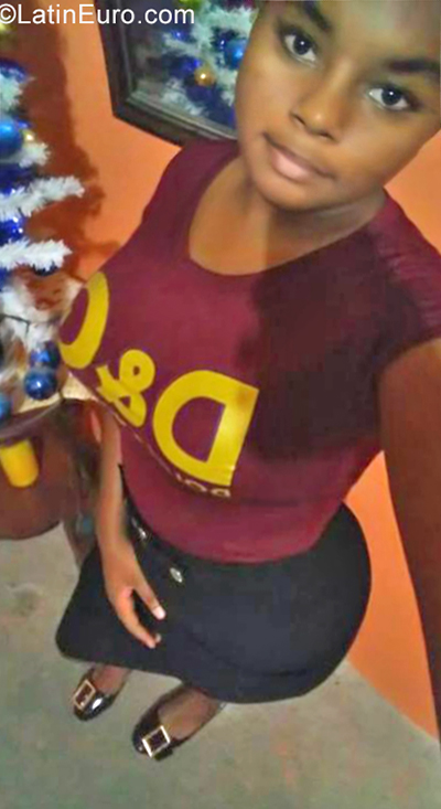 Date this foxy Dominican Republic girl Alexa from Santo Domingo DO35448